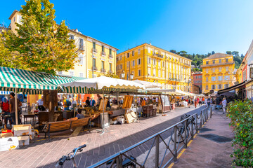 De kleurrijke openluchtmarkt Cours Saleya in de oude binnenstad van Vieux Nice in Nice, Frankrijk, op een zomerdag langs de Franse Rivièra.