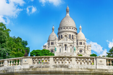 Fototapeta na wymiar Sacre Coeur Cathedral on Montmartre in Paris, France