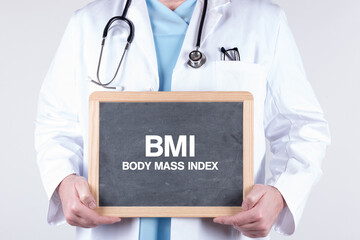 Arzt mit einer Tafel auf der BMI für Body Mass Index steht