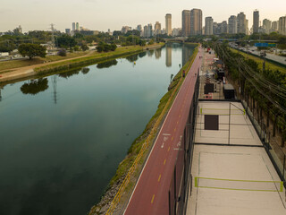 Foto aérea da Marginal do rio Pinheiros, em São Paulo, sentido zona Norte