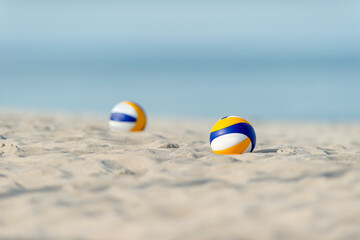 Obraz premium Beach volleyball balls on the sand beach. Horizontal sport theme poster, greeting cards, headers, website and app