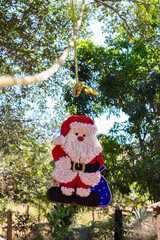 Piñata típica mexicana con figura de Santa Claus en posada mexicana tradiciones navideñas en...
