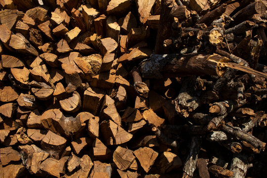 Pila de le&ntilde;a seca para carb&oacute;n y chimenea, fogata, parrilla, hornilla tradicional 