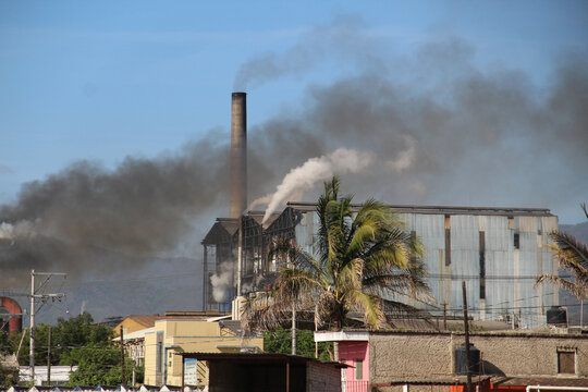 Ingenio azucarero industrial f&aacute;brica chimenea emitiendo humo contaminaci&oacute;n