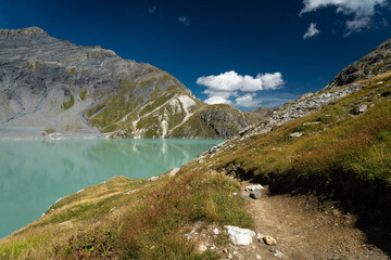 Chemin de randonnées sur les bords du lac du vieux Emosson