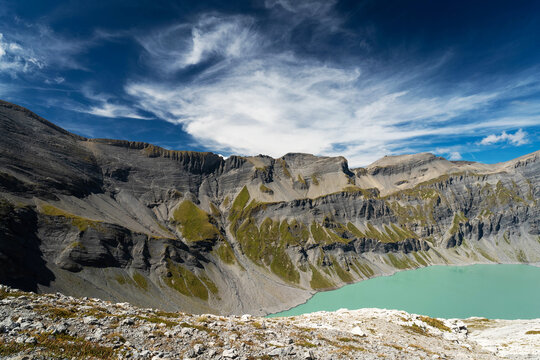 Montagnes avec le lac du vieux Emosson