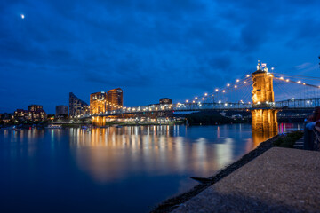 Puente Colgante que cruza el río Ohio entre Cincinnati y Convington, Kentucky y lleva por nombre...