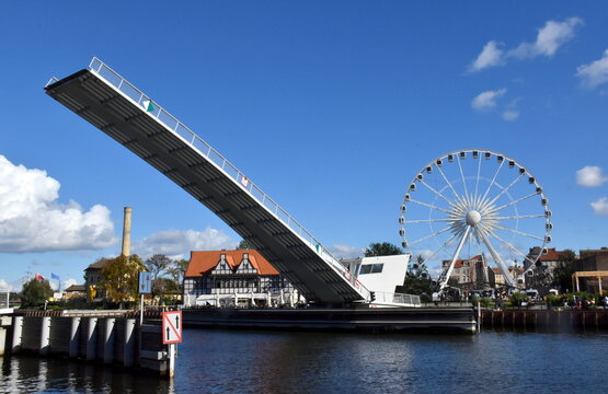Klappbr&uuml;cke und Riesenrad an der Motlawa in Danzig