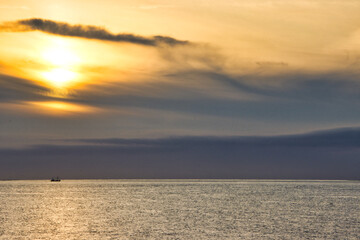 Schiff auf dem Meer im Abendrot