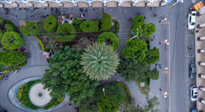 drone parque mexicano verde con quiscos y fuentes