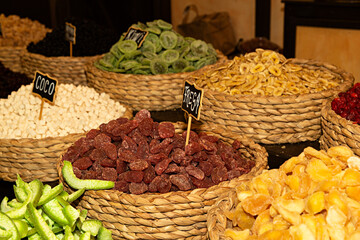 Venta de frutas deshidratadas en mercado.