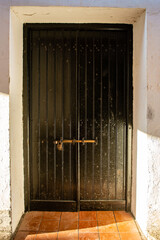 Bozcaada's Greek Quarter is very striking with its well-kept houses, beautiful doors, and thousands of flowers.
