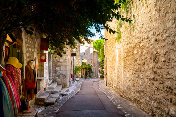Une ruelle étroite de boutiques dans la ville vallonnée de Saint Paul de Vence, une commune du département des Alpes-Maritimes dans la région Provence-Alpes-Côte d& 39 Azur du sud-est de la France