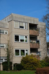 FU 2022-02-12 DellDunn 4 Wohnhaus mit Fenstern und Balkonen