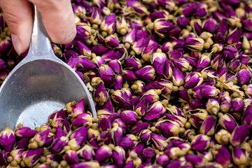 Persona sirviendo infusión de jazmín almacenado en mercado tailandés