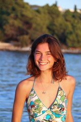 GIOVANE RAGAZZA IN POSA AL MARE