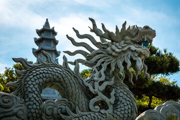 Fototapeta premium Escultura de un dragón gigante en templo budista de la ciudad de Da Nang, en Vietnam