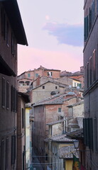 Enge Gasse in der Altstadt von Siena