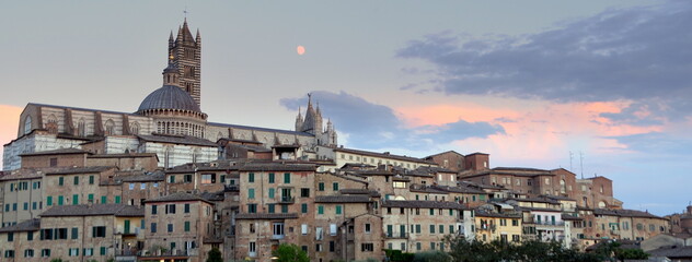 Panorama der mittelalterlichen Altstadt von Siena