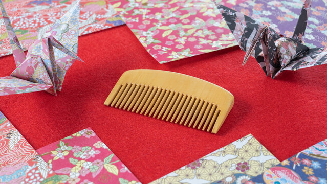 つげ櫛と千代紙・Japanese boxwood comb and chiyogami