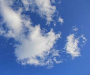 Obraz premium 白い雲が浮かぶ、爽やかな青空