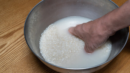 米を洗う・米を研ぐ