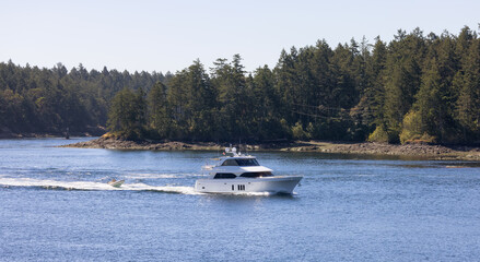 Obraz premium Canadian Landscape by the ocean and mountains. Boat. Summer Season. Gulf Islands near Vancouver Island, British Columbia, Canada. Canadian Landscape.