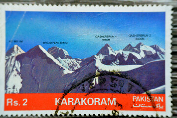 Alte gebrauchte Briefmarke gedruckt in Pakistan 1981 zeigt Gipfel des Karakorum-Gebirges, K2, Broad Peak, Gasherbrum I, Gasherbrum II, Park des größeren Himalaya isoliert