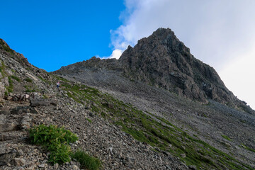 Fototapeta na wymiar 日本百名山の槍ヶ岳を登る登山者