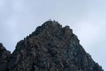 日本百名山の槍ヶ岳を登る登山者