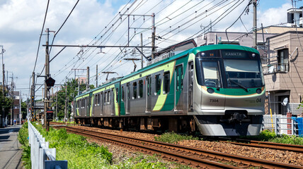 Fototapeta premium 走る通勤電車