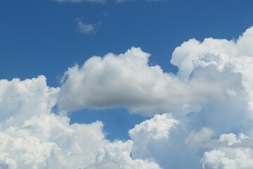 Fototapeta na wymiar Beautiful clouds in blue sky background