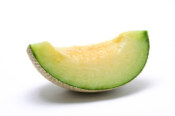 白背景で撮影された、4分の1にカットされたアールスメロン