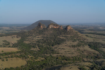 Vista das Três Pedras da pedra do índio  na cidade de Pardinho , região de Botucatu, no estado de São Paulo, Brasil.