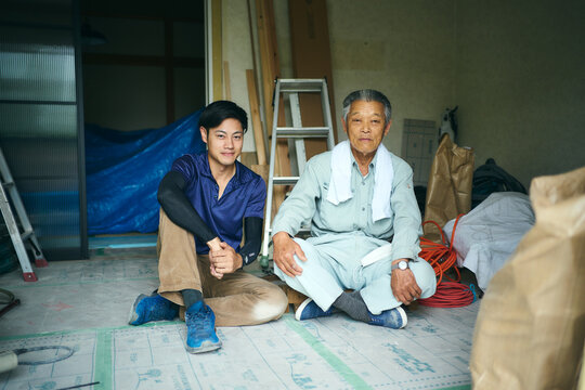 休憩中の大工職人のポートレート