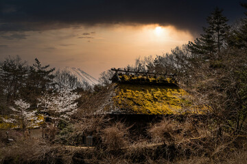 日本家屋　Landscape with old Japanese house © norikko