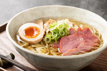ほんわか湯気の立つ、熱々の塩ラーメン