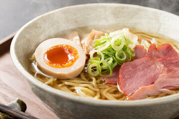 ほんわか湯気の立つ、熱々の塩ラーメン