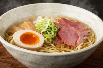 ほんわか湯気の立つ、熱々の塩ラーメン