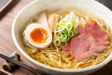 ほんわか湯気の立つ、熱々の塩ラーメン