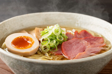 ほんわか湯気の立つ、熱々の塩ラーメン