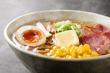 ほんわか湯気の立つ、熱々の塩バターラーメン