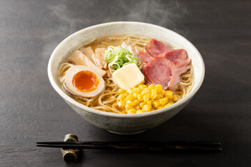 ほんわか湯気の立つ、熱々の塩バターラーメン