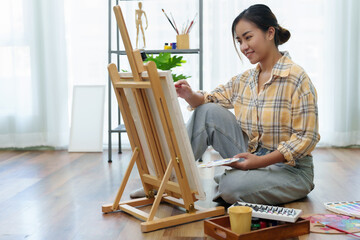 Obraz premium Portrait of an Asian woman designing art in her spare time.