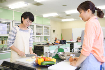 Obraz na płótnie Canvas 料理を作る主婦　日本人ミドル女性