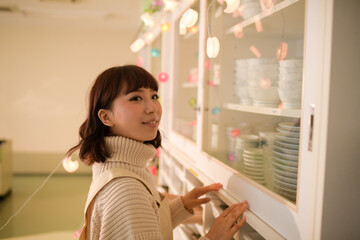 Fototapeta na wymiar 料理を作る主婦　日本人ミドル女性