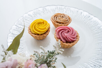 ドライフラワーとタルトの洋菓子