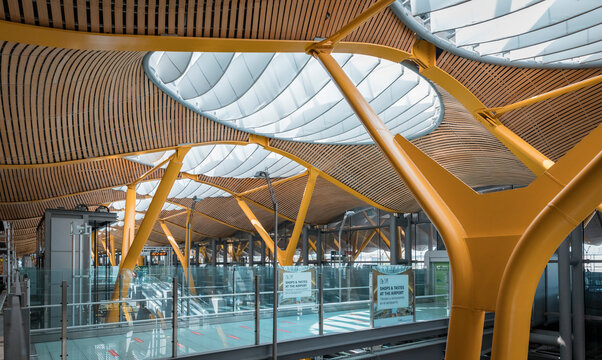 Imágenes de "Adolfo Suárez Madrid–Barajas Airport": descubre bancos de fotos, ilustraciones, vectores y vídeos de 1,441 | Adobe Stock