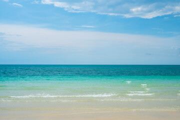 Fototapeta na wymiar clear sea and blue sky at Nang Ram Beach and Nang Rong Beach, Sattahip, Chonburi, Thailand