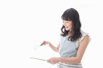 エプロンを着てごはんを作る若い女性